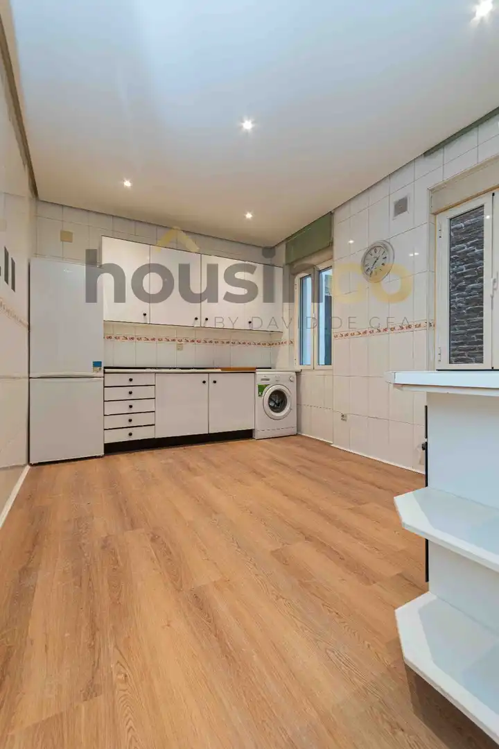 Kitchen of Flat for sale in Madrid  with Air Conditioner, Heating and Parquet flooring