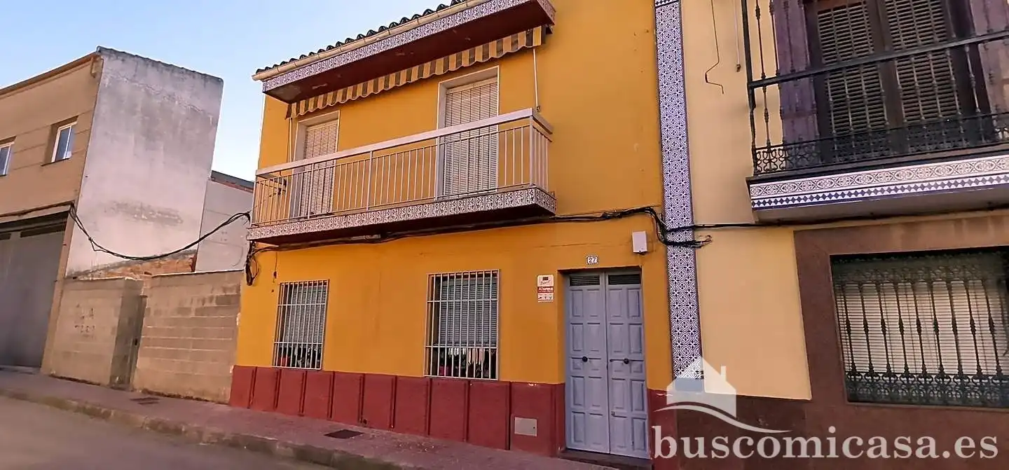 Vista exterior de Casa o xalet en venda en Linares amb Aire condicionat, Terrassa i Traster