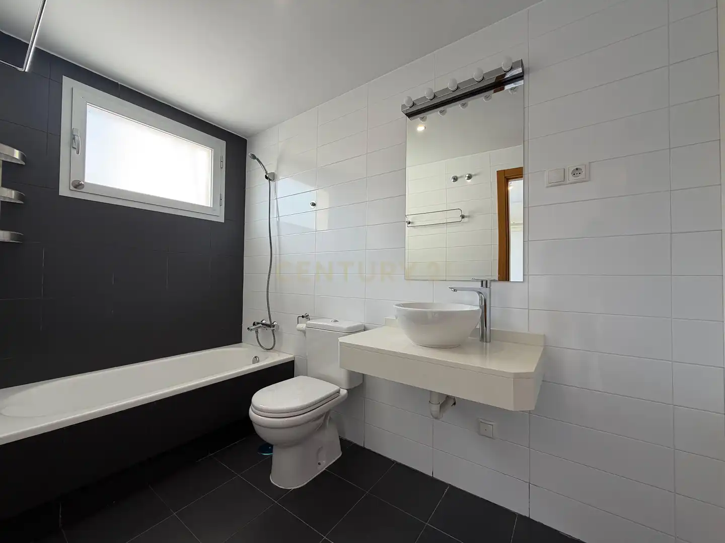 Bany de Apartament de lloguer en Mijas amb Aire condicionat, Jardí privat i Traster