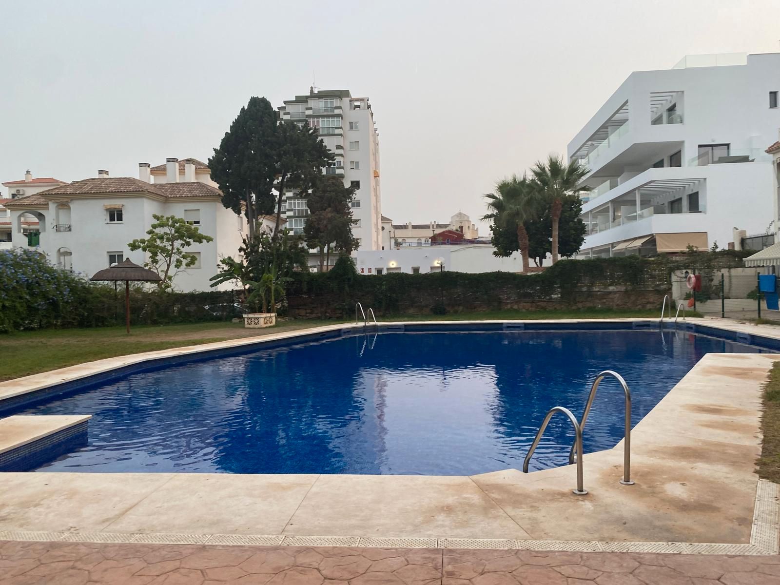 Piscina de Pis de lloguer en Torremolinos amb Aire condicionat, Terrassa i Moblat