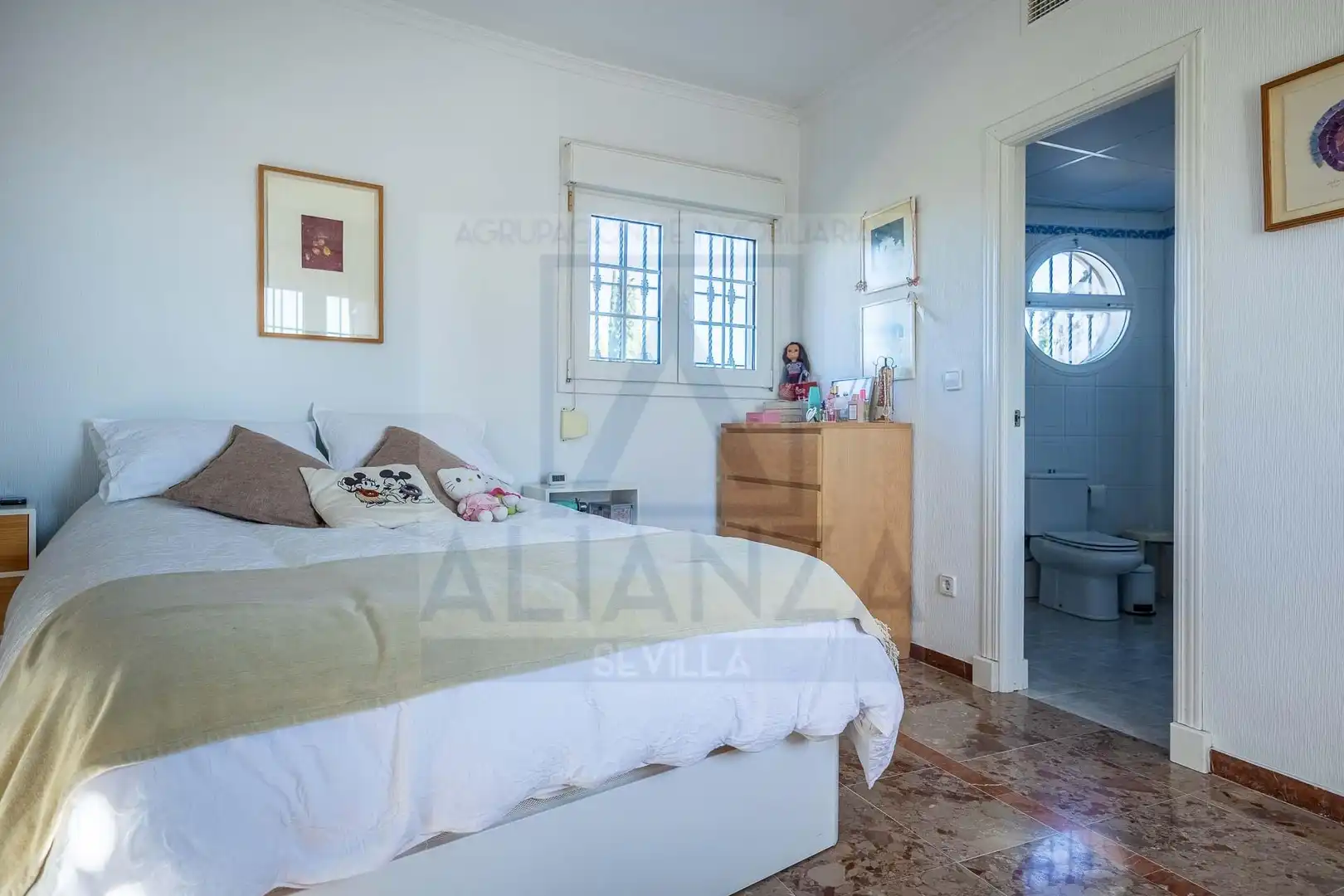 Bedroom of Houses for sale in Valencina de la Concepción  with Air Conditioner, Private garden and Community pool