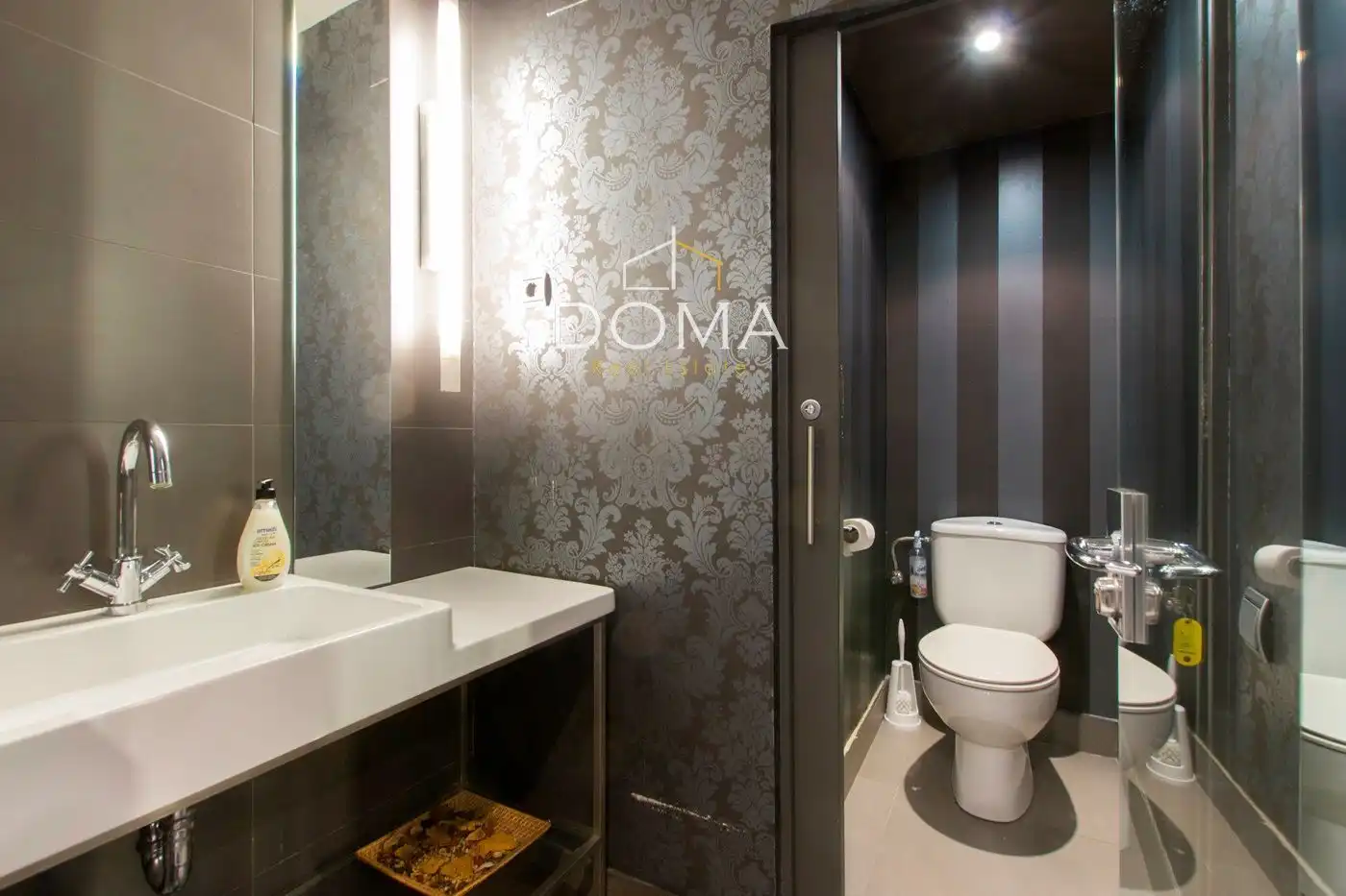 Bathroom of Commercial properties for sale in Barcelona  with Air Conditioner, Terrace and Furnished
