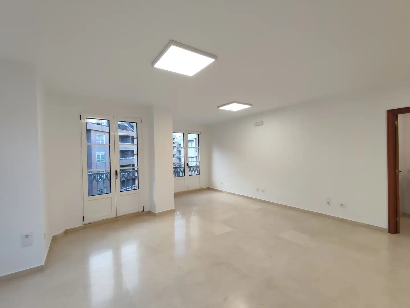 Sala d'estar de Oficina de lloguer en Vilagarcía de Arousa amb Balcó