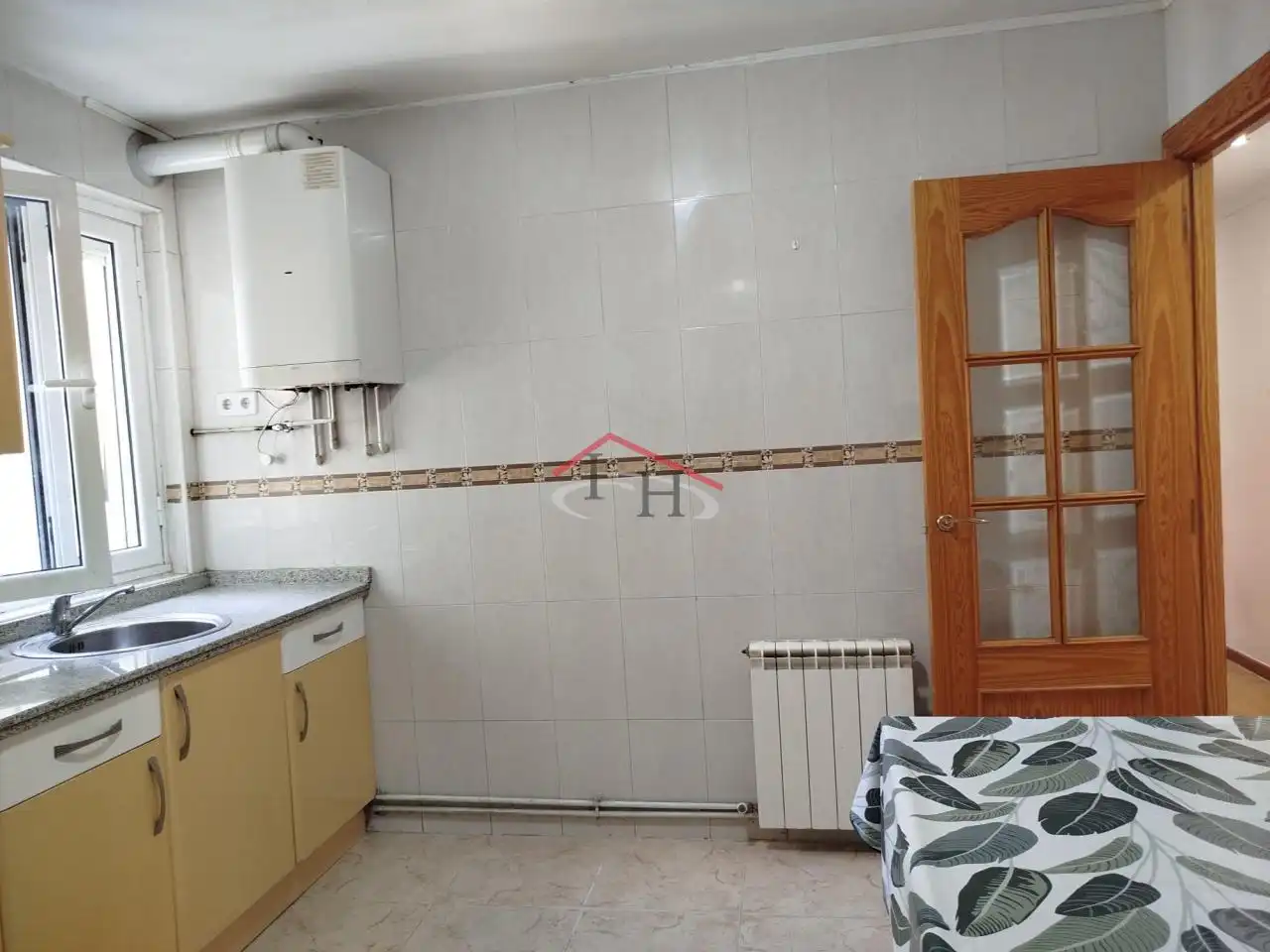 Cuina de Pis en venda en León Capital  amb Calefacció, Parquet i Moblat