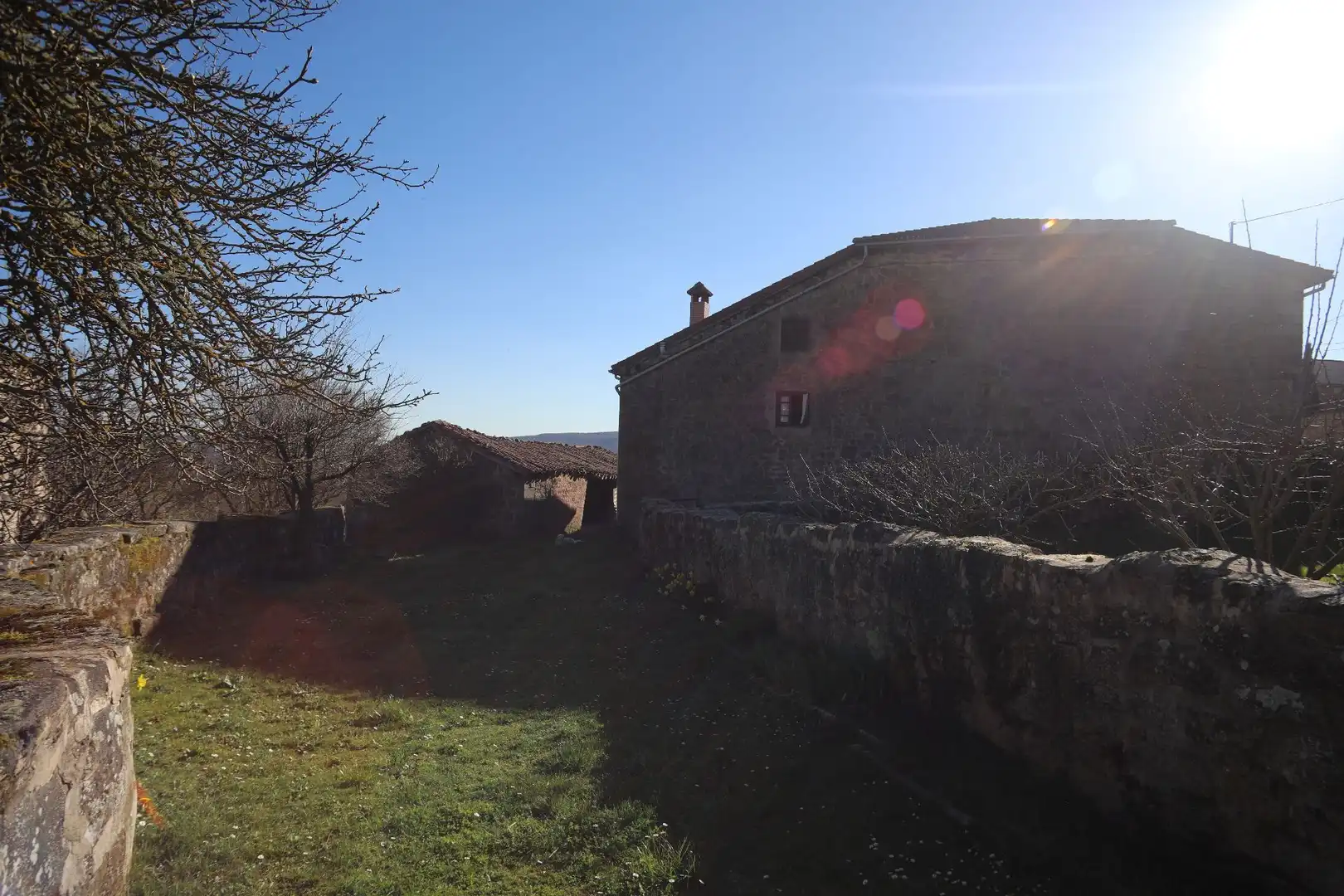 Außenansicht von Country house zum Verkauf in Valdeprado del Río mit Privatgarten