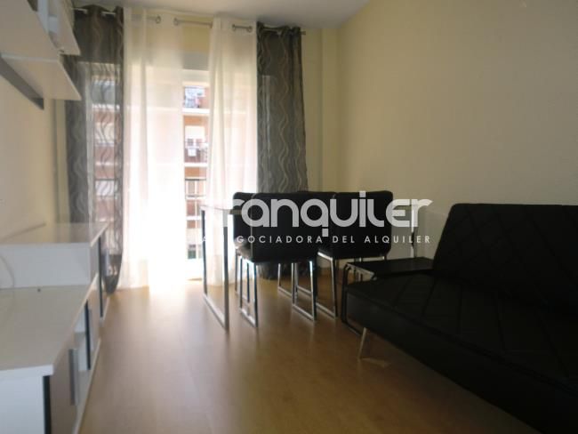 Dormitori de Pis de lloguer en  Madrid Capital amb Aire condicionat, Terrassa i Moblat