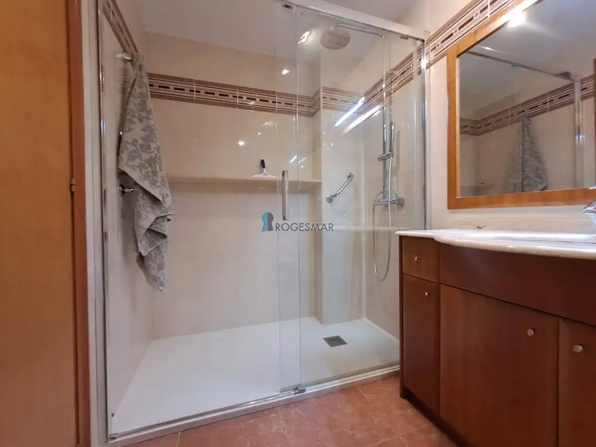 Bany de Apartament en venda en Benicasim / Benicàssim amb Terrassa, Traster i Piscina comunitària