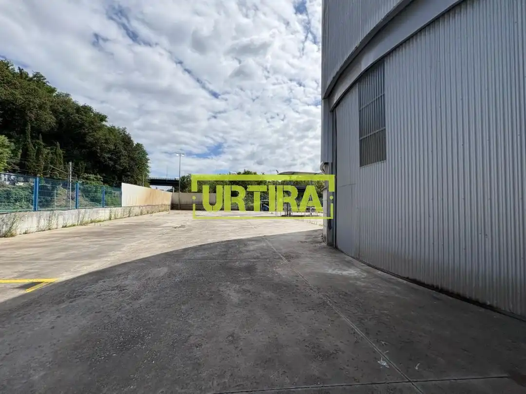 Außenansicht von Fabrikhallen zum Verkauf in Hernani