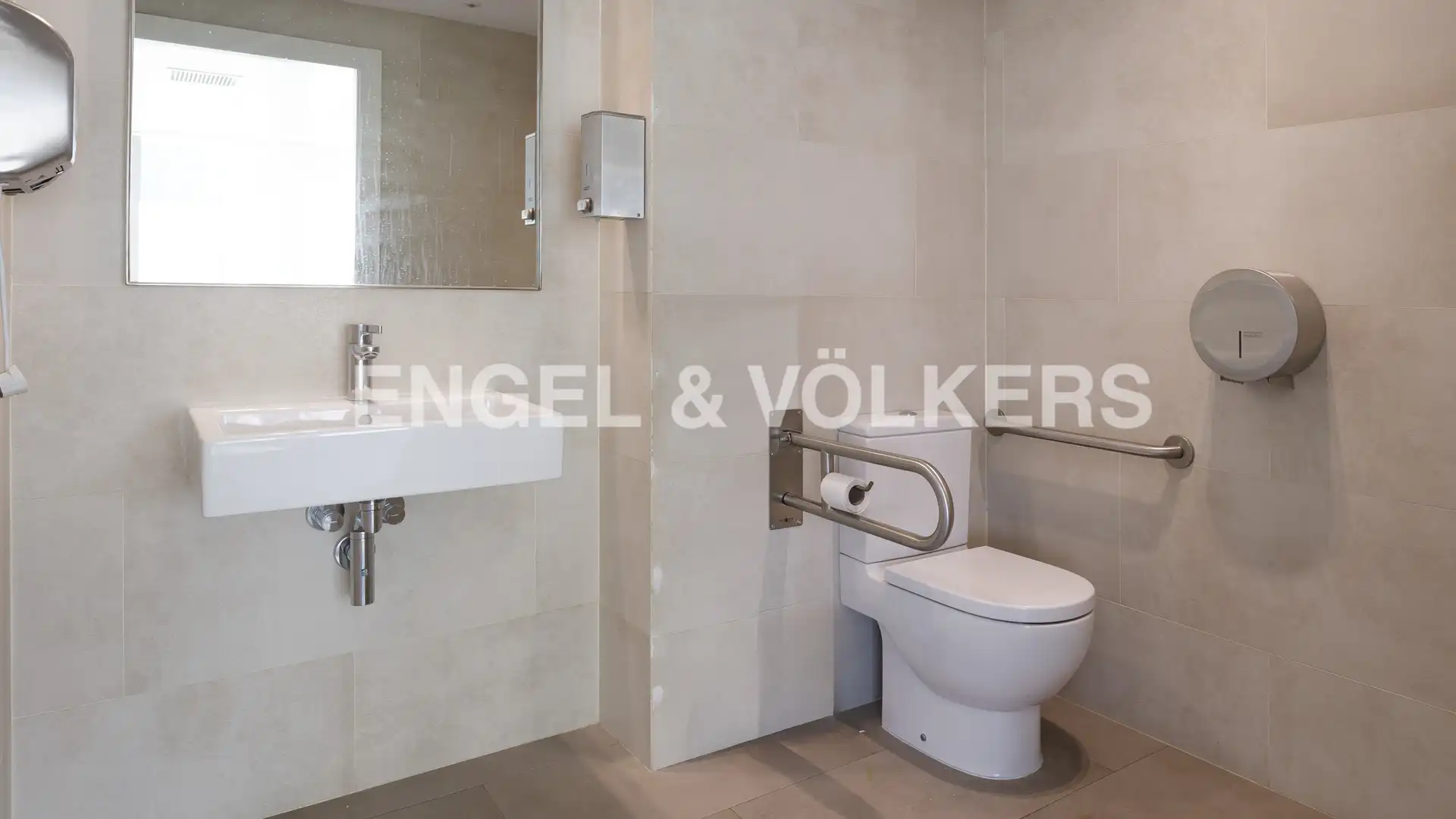Baño de Oficina de alquiler en Barcelona con Aire acondicionado y Calefacción