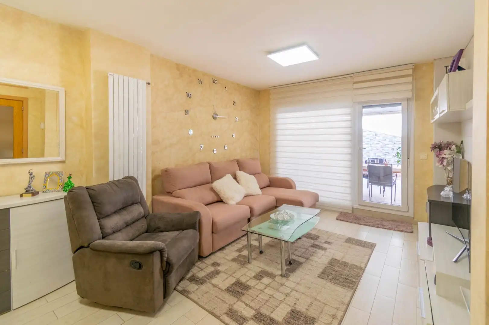 Sala d'estar de Casa adosada en venda en Beriáin amb Calefacció, Jardí privat i Terrassa