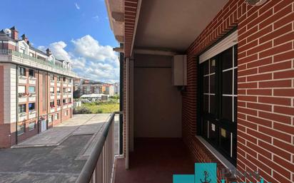 Außenansicht von Wohnung zum verkauf in Colindres mit Balkon