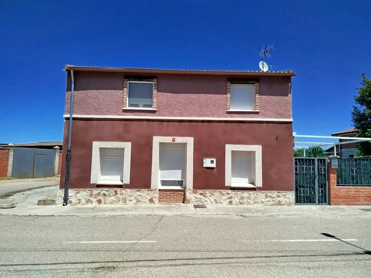 Vista exterior de Casa o chalet en venta en Cogeces de Íscar con Calefacción, Jardín privado y Terraza
