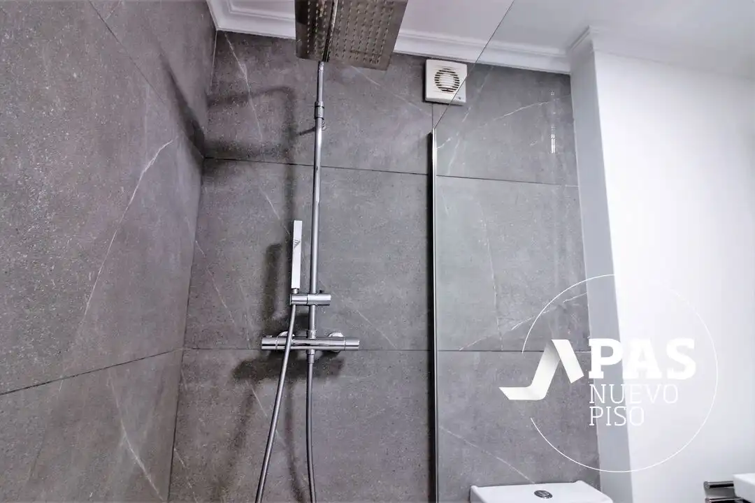 Baño de Piso en venta en Santander con Aire acondicionado, Calefacción y Jardín privado