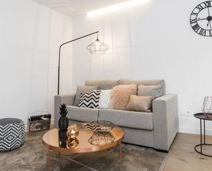 Sala d'estar de Pis de lloguer en Benidorm amb Moblat, TV i Es permeten mascotes