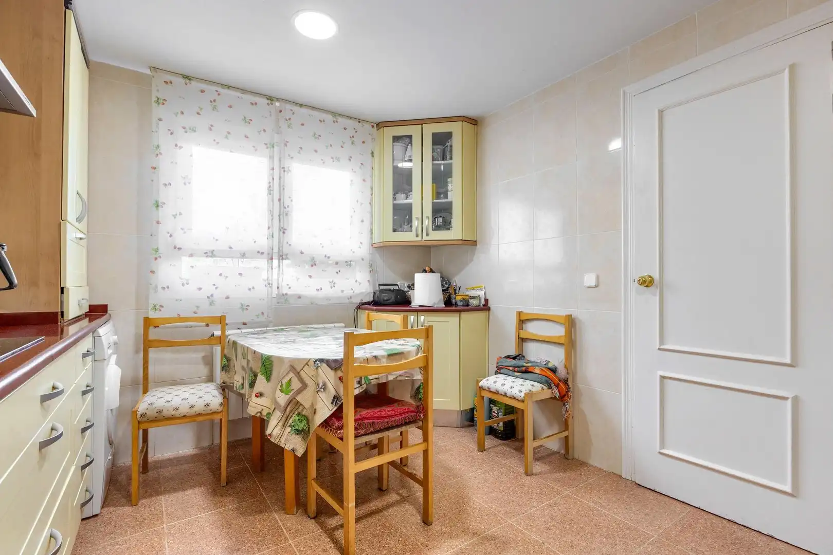 Küche von Einfamilien-Reihenhaus zum Verkauf in San Lorenzo de El Escorial mit Heizung, Privatgarten und Abstellraum