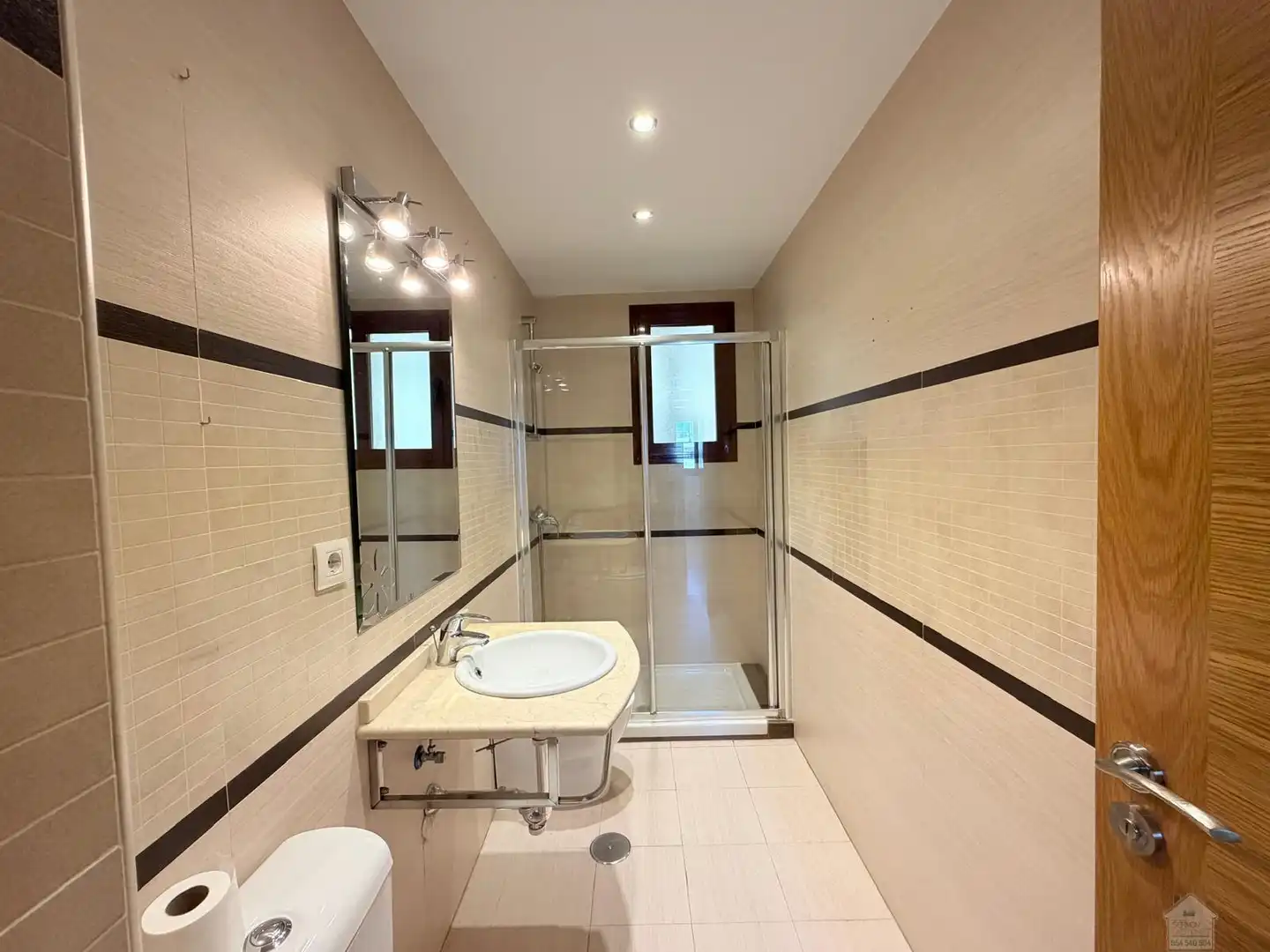 Bathroom of Flat for rent in Sevilla  with Air Conditioner, Storage room and Community pool