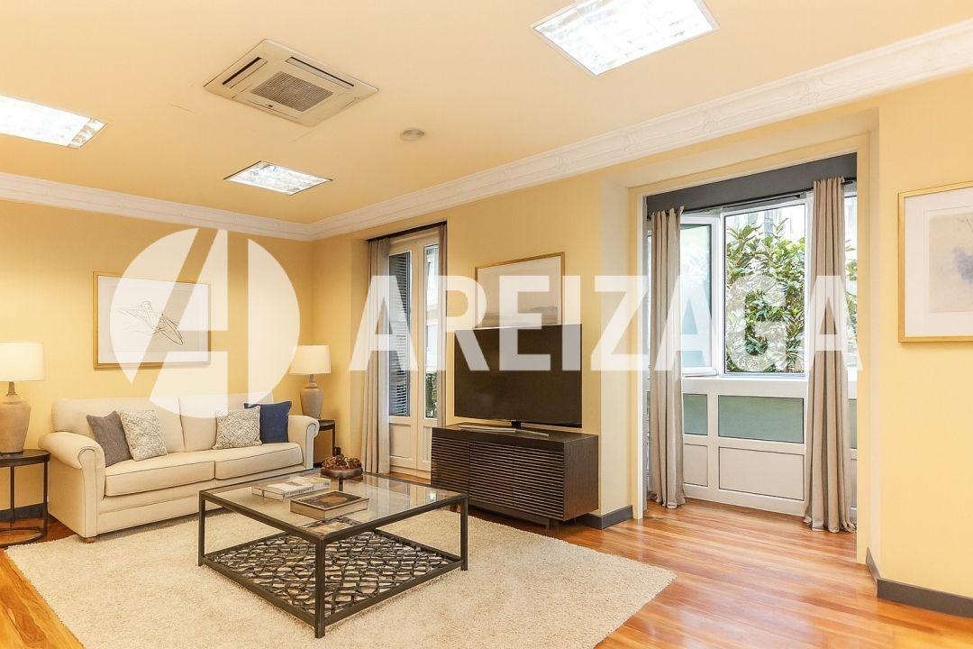 Sala d'estar de Pis en venda en Donostia - San Sebastián  amb Aire condicionat, Calefacció i Balcó