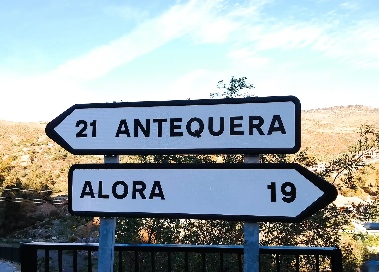 Vista exterior de Casa adosada en venda en Valle de Abdalajís amb Terrassa, Moblat i Balcó