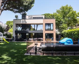 Vista exterior de Casa o xalet en venda en Pozuelo de Alarcón amb Aire condicionat, Terrassa i Piscina