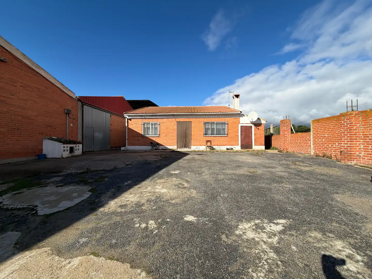 Vista exterior de Nau industrial en venda en Hornillos de Eresma amb Calefacció