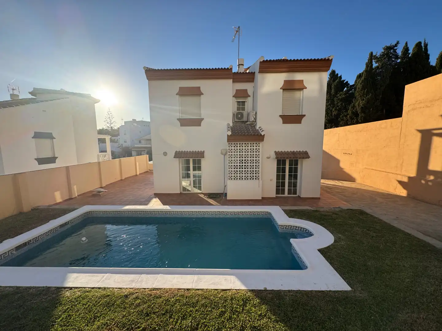 Vista exterior de Casa o chalet en venta en Rincón de la Victoria con Aire acondicionado, Jardín privado y Terraza