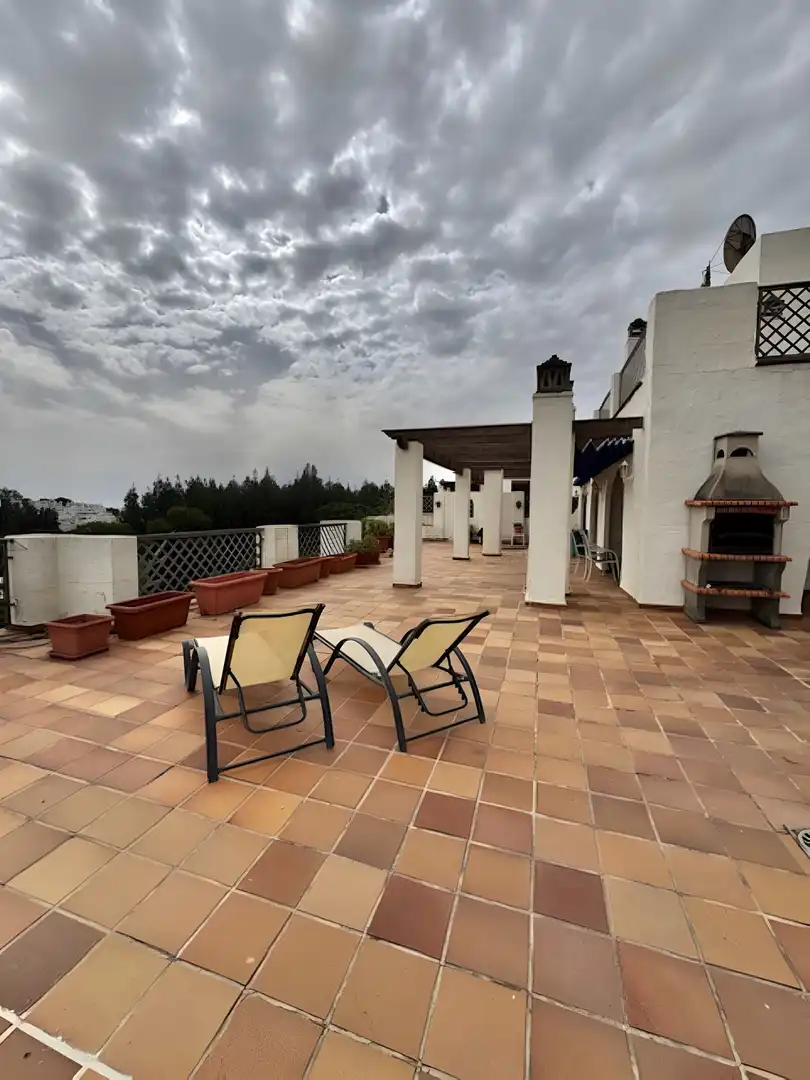 Terrasse von Dachboden zum Verkauf in Marbella mit Klimaanlage, Terrasse und Schwimmbad
