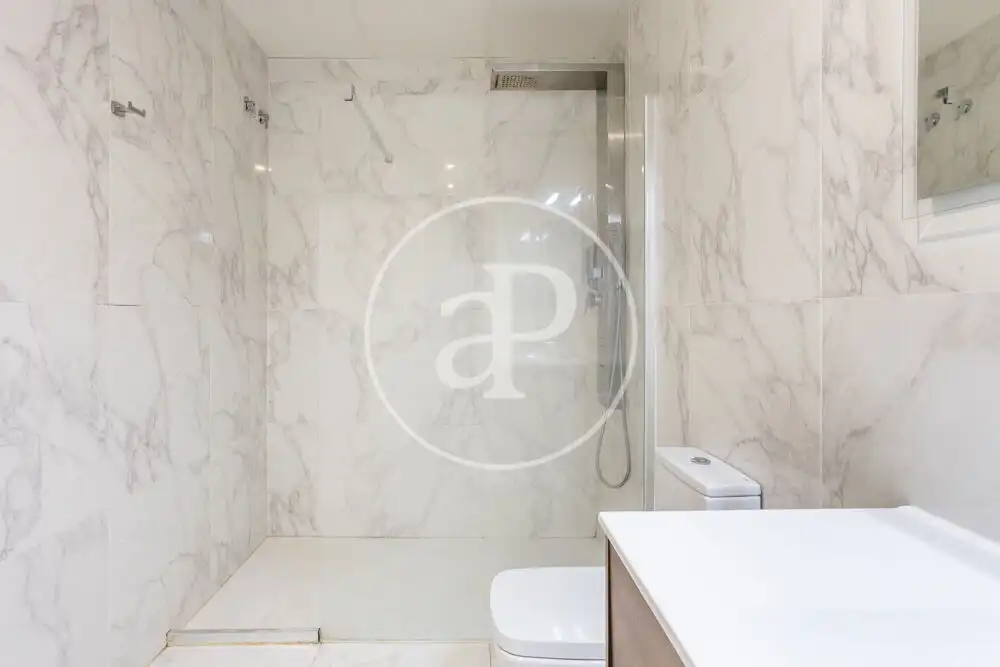 Badezimmer von Wohnung zur Miete in Valencia mit Klimaanlage, Terrasse und Möbliert