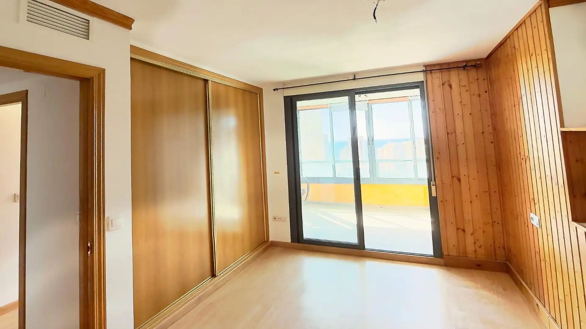 Dormitori de Pis en venda en Benidorm amb Aire condicionat, Jardí privat i Terrassa