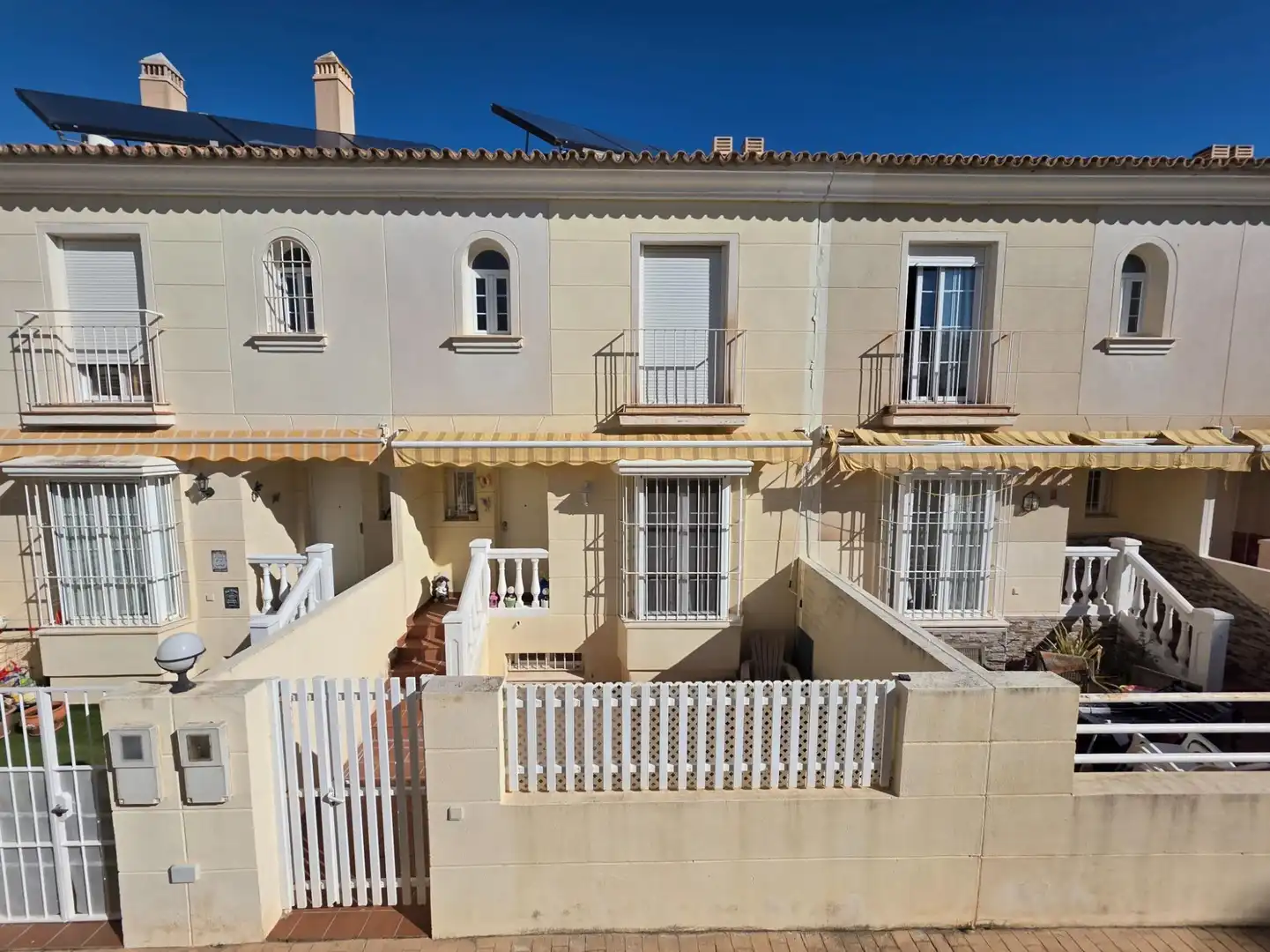 Vista exterior de Casa adosada en venda en Rincón de la Victoria amb Aire condicionat, Calefacció i Terrassa
