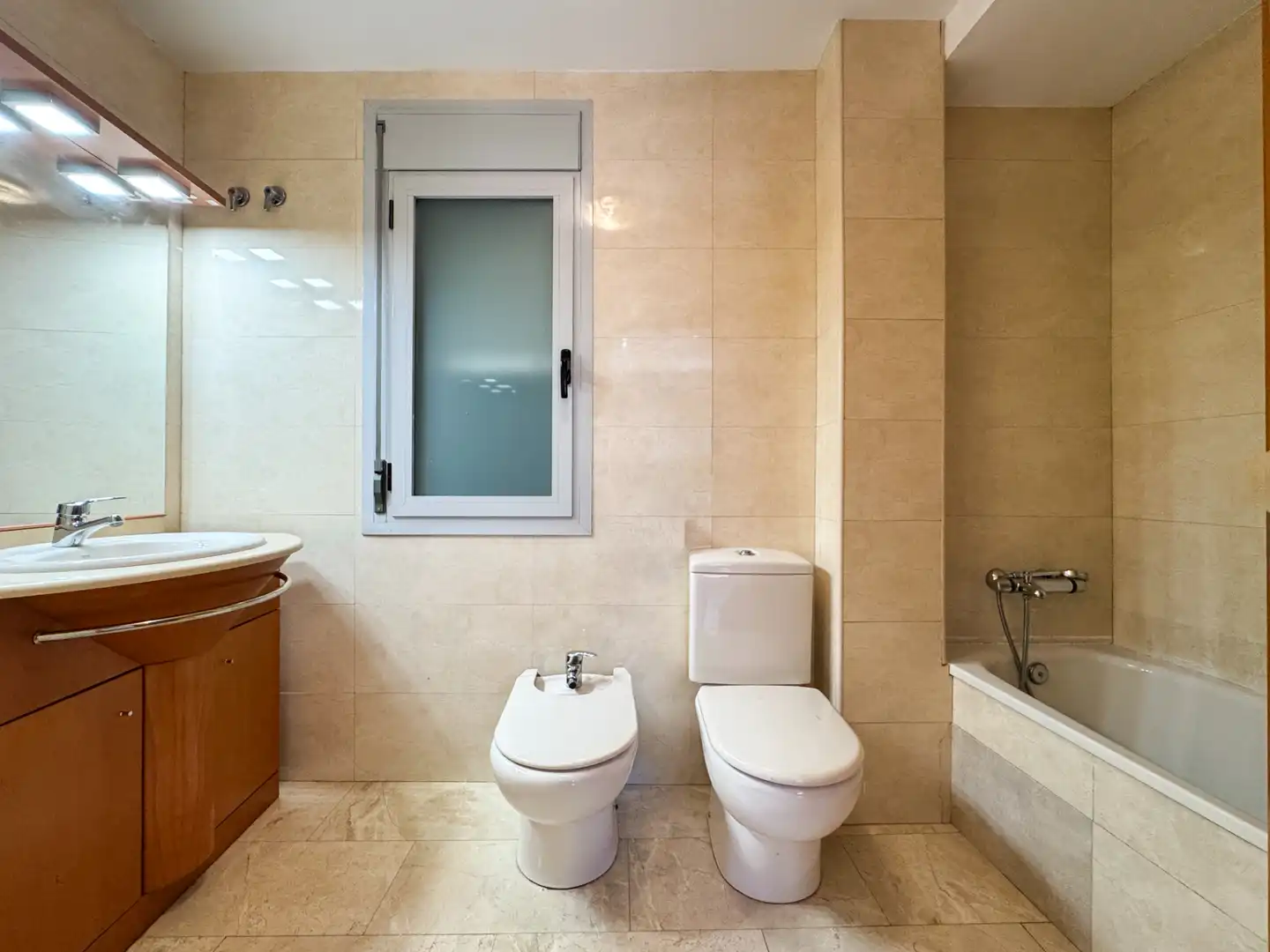 Baño de Piso en venta en Lleida con Calefacción, Parquet y Horno