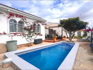 Villa con piscina in vendita a Calle BEGONIES DE LES