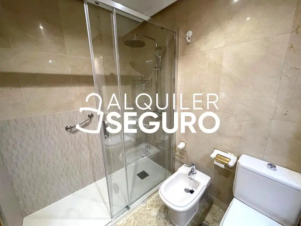 Baño de Piso de alquiler en Madrid con Calefacción y Piscina