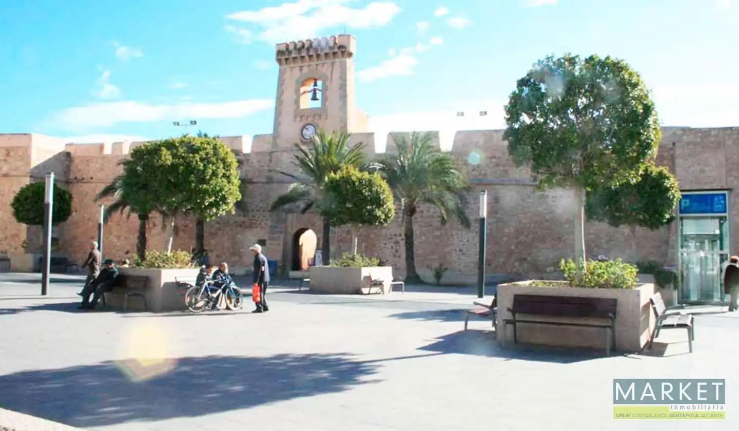 Außenansicht von Einfamilien-Reihenhaus zum Verkauf in Santa Pola mit Klimaanlage, Privatgarten und Terrasse
