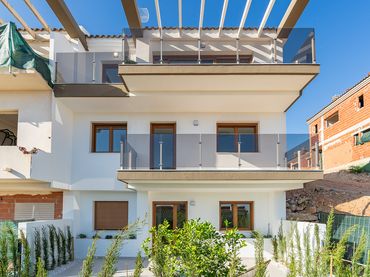 Casa amb balcó en venda a Montebello - Nou Espai
