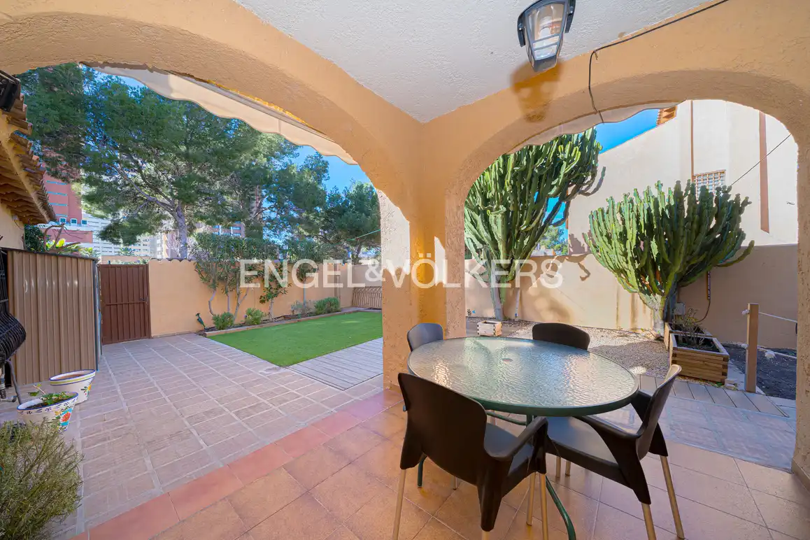 Terraza de Casa adosada en venta en Benidorm con Aire acondicionado, Jardín privado y Piscina comunitaria