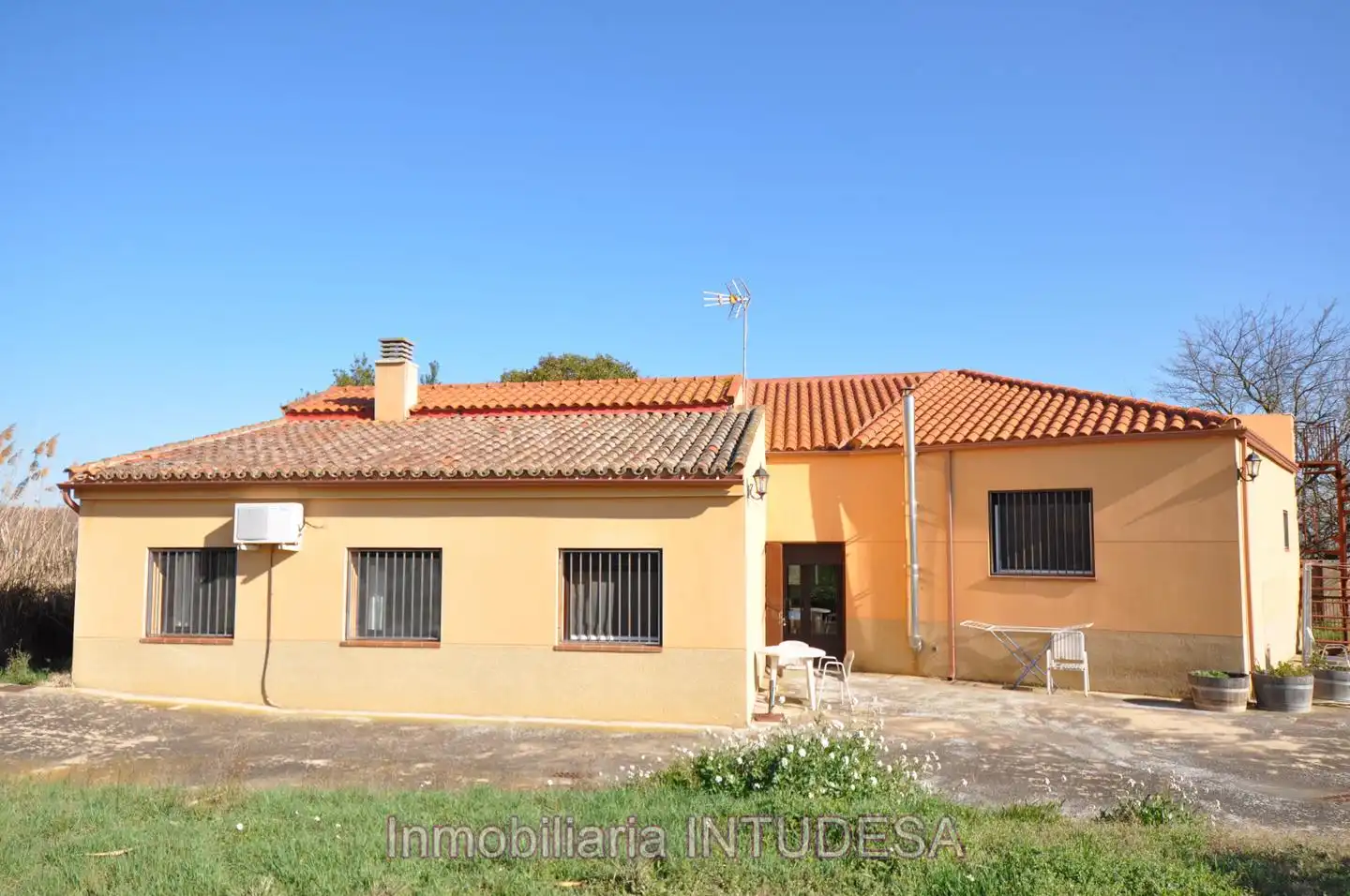 Vista exterior de Casa o xalet en venda en Alfaro amb Aire condicionat, Calefacció i Jardí privat