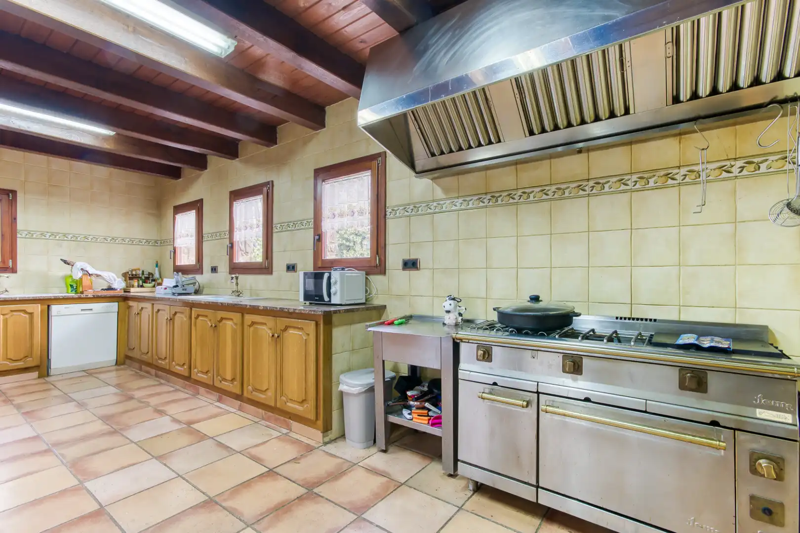 Küche von Country house zum Verkauf in Sant Joan Les Fonts mit Klimaanlage, Heizung und Privatgarten