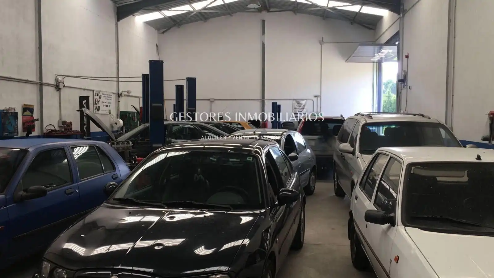 Parkplatz von Fabrikhallen zum Verkauf in Alfafara