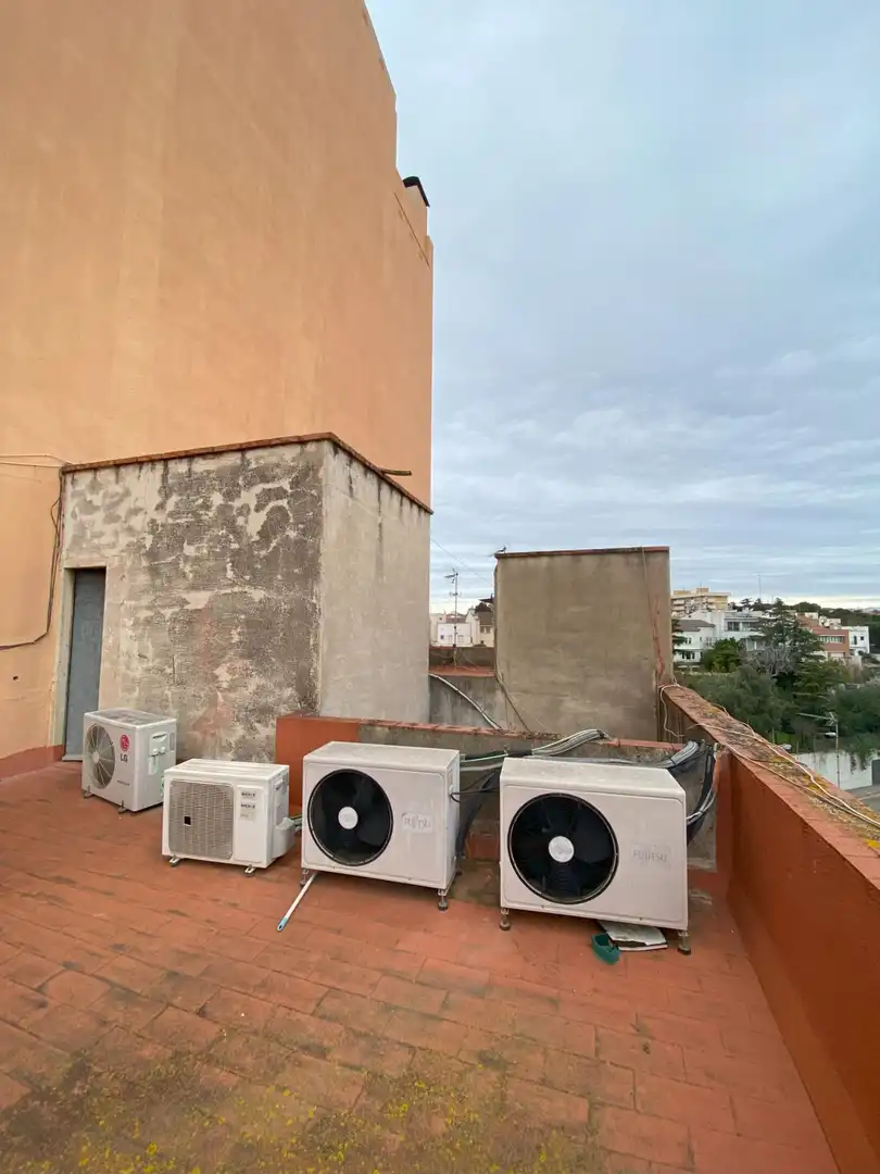 Außenansicht von Gebäude zum Verkauf in Figueres