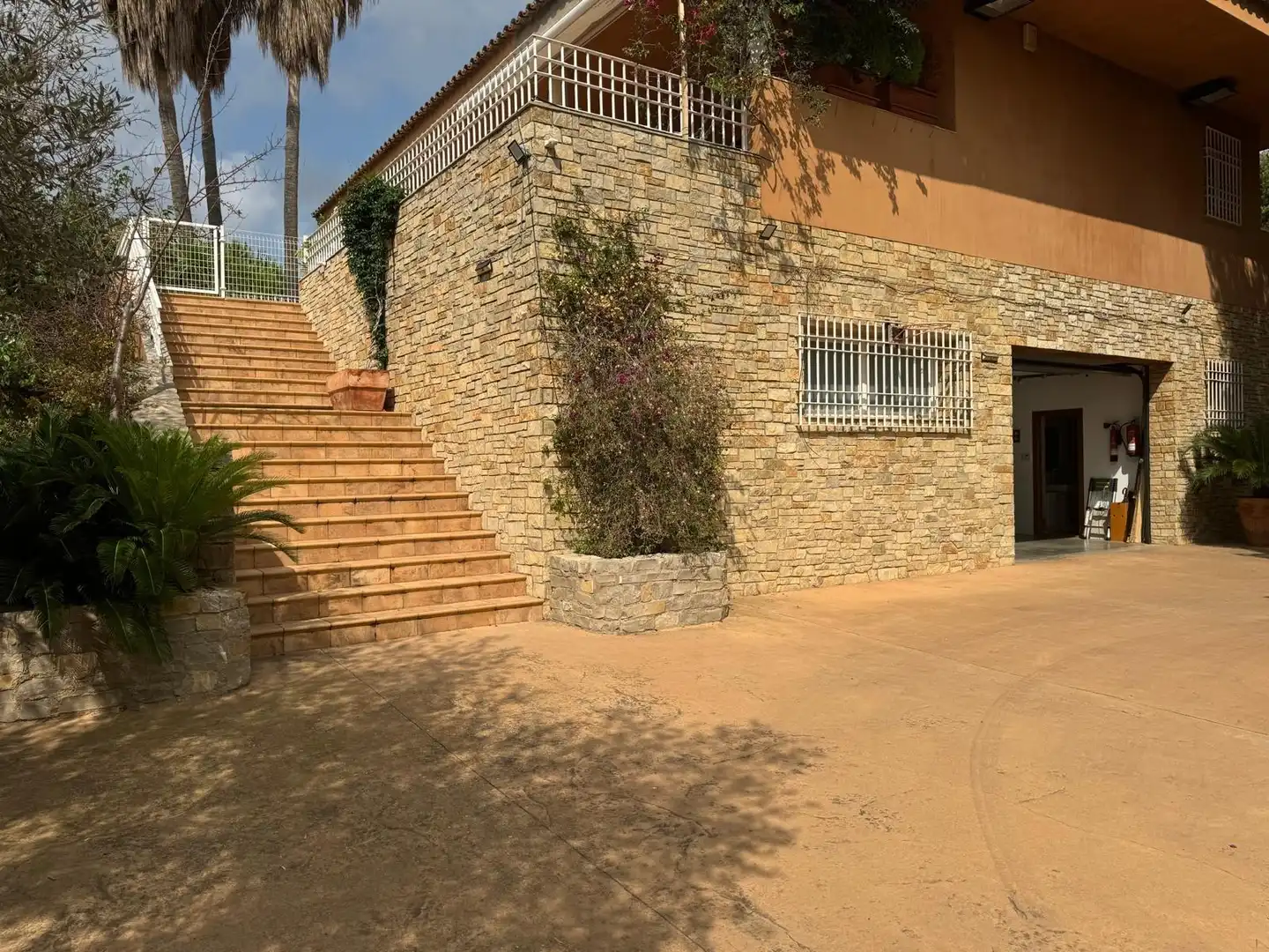 Vista exterior de Casa o xalet en venda en Borriol amb Aire condicionat, Jardí privat i Terrassa