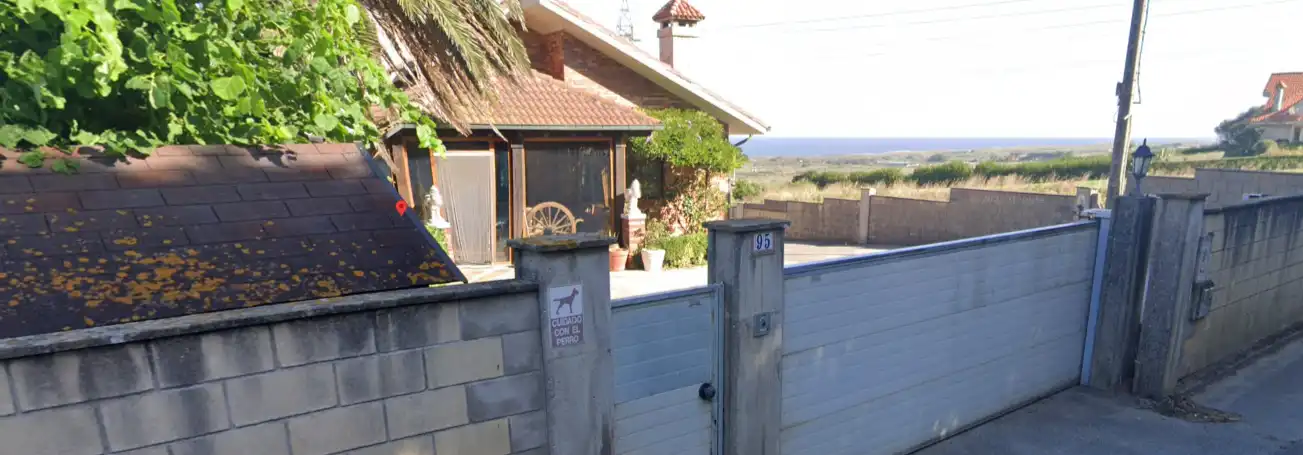 Detached house with terrace for sale in Barrio Monte Aviche 95A