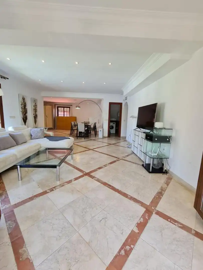Sala d'estar de Casa o xalet de lloguer en Estepona amb Aire condicionat, Jardí privat i Terrassa