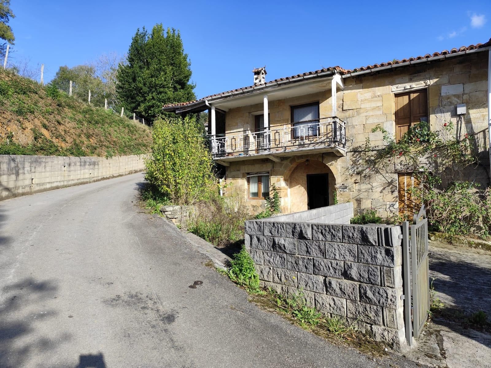 Exterior view of House or chalet for sale in Santiurde de Toranzo  with Private garden and Balcony