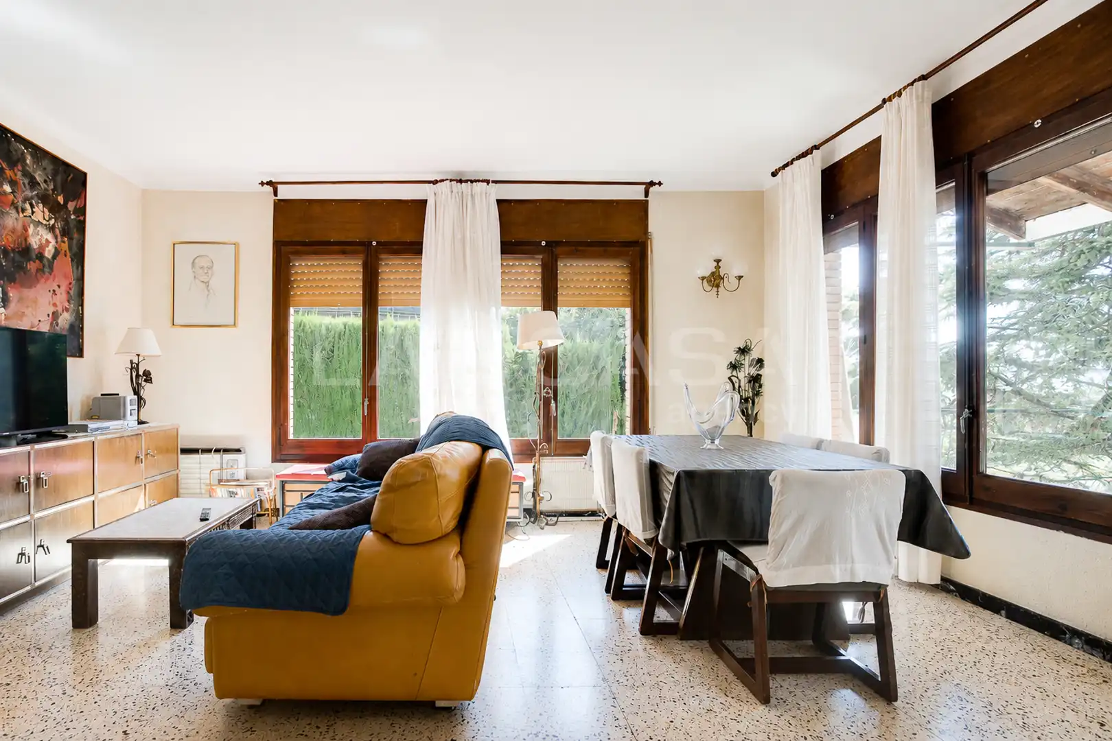 Sala d'estar de Casa o xalet en venda en Llinars del Vallès amb Jardí privat, Forn i Internet