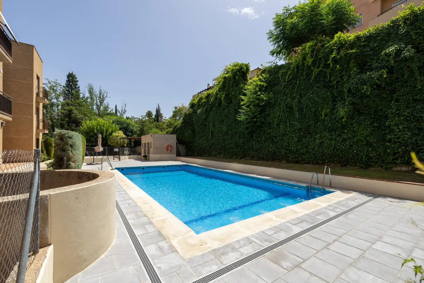 Piscina de Pis en venda en Granada amb Calefacció, Jardí privat i Piscina comunitària