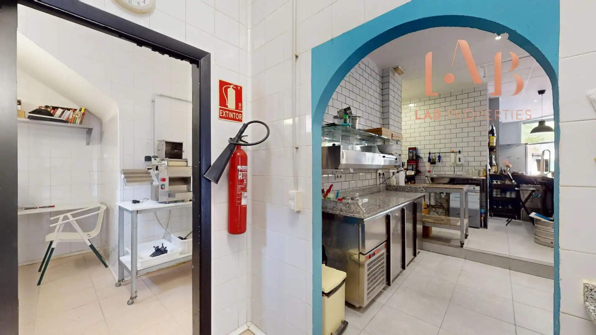 Cuina de Local de lloguer en  Palma de Mallorca amb Aire condicionat i Moblat