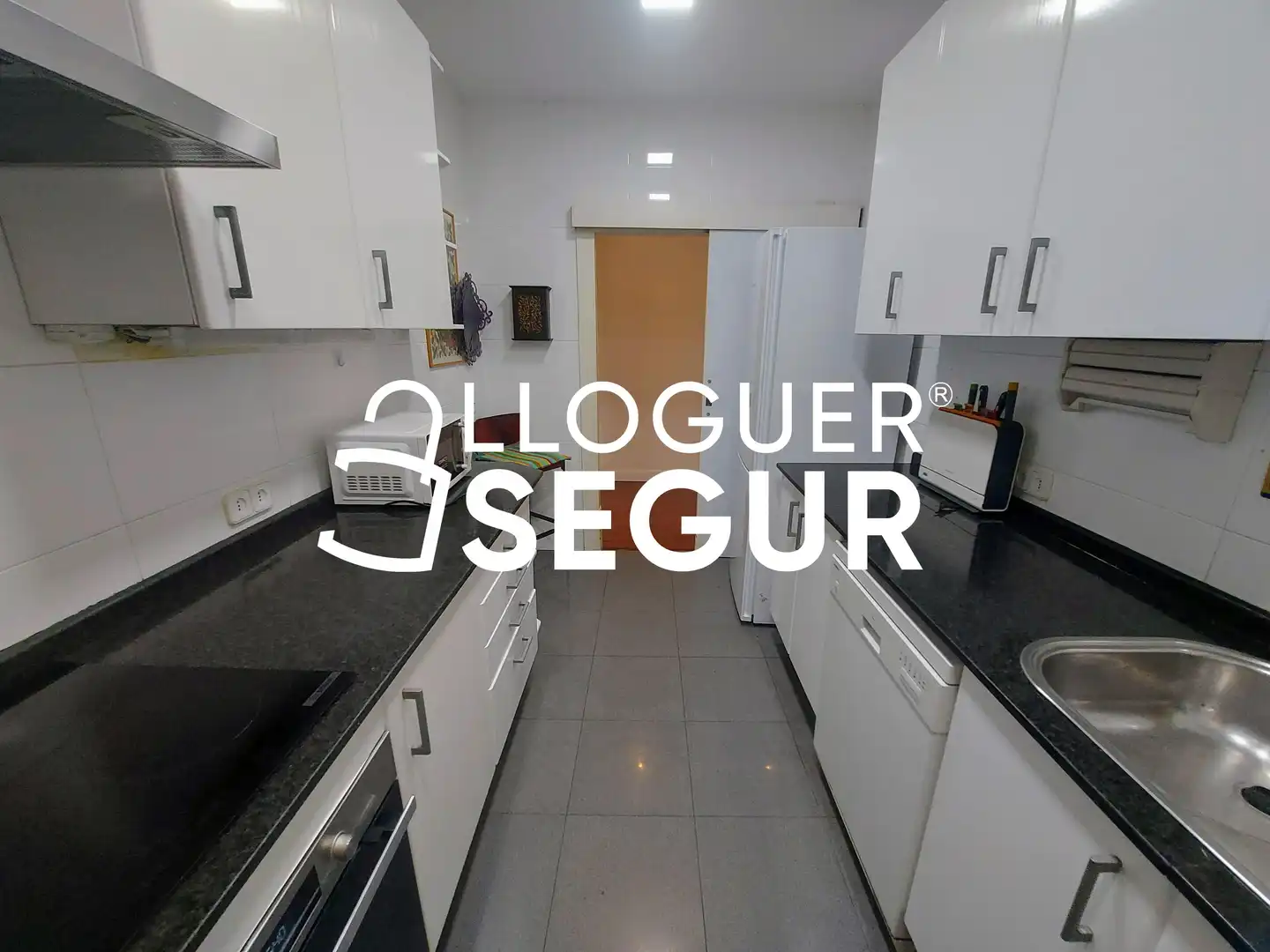 Cuina de Pis de lloguer en Barcelona amb Aire condicionat, Calefacció i Moblat