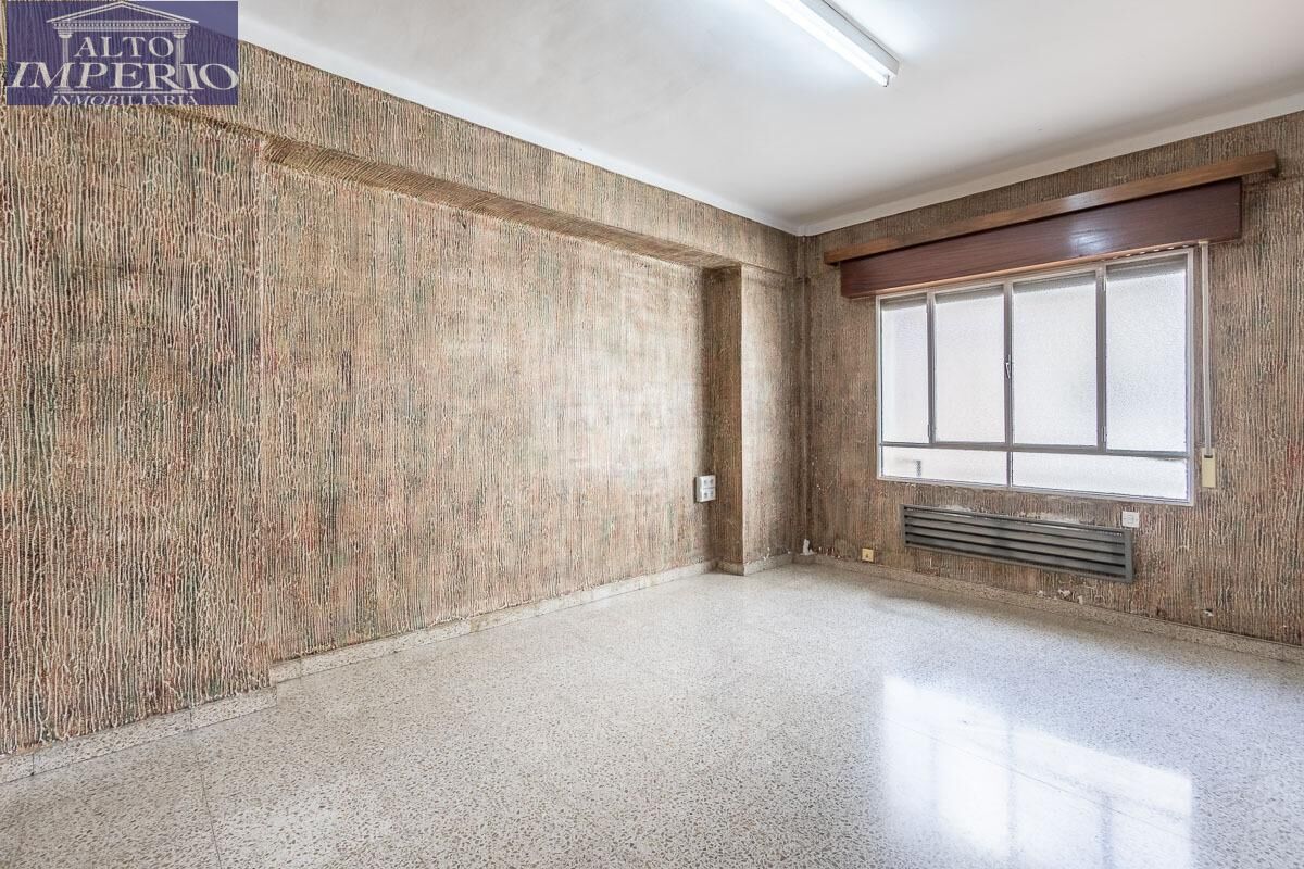Flat for sale in  Granada Capital  with Heating and Storage room