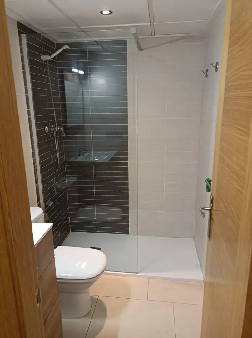 Badezimmer von Wohnung zur Miete in Elche / Elx mit Klimaanlage und Möbliert
