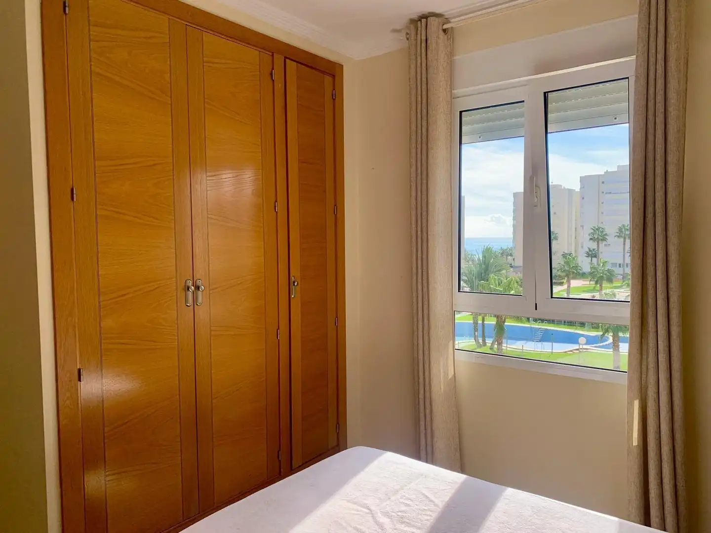 Habitación de Apartamento de alquiler en Alicante / Alacant con Terraza, Amueblado y Piscina comunitaria
